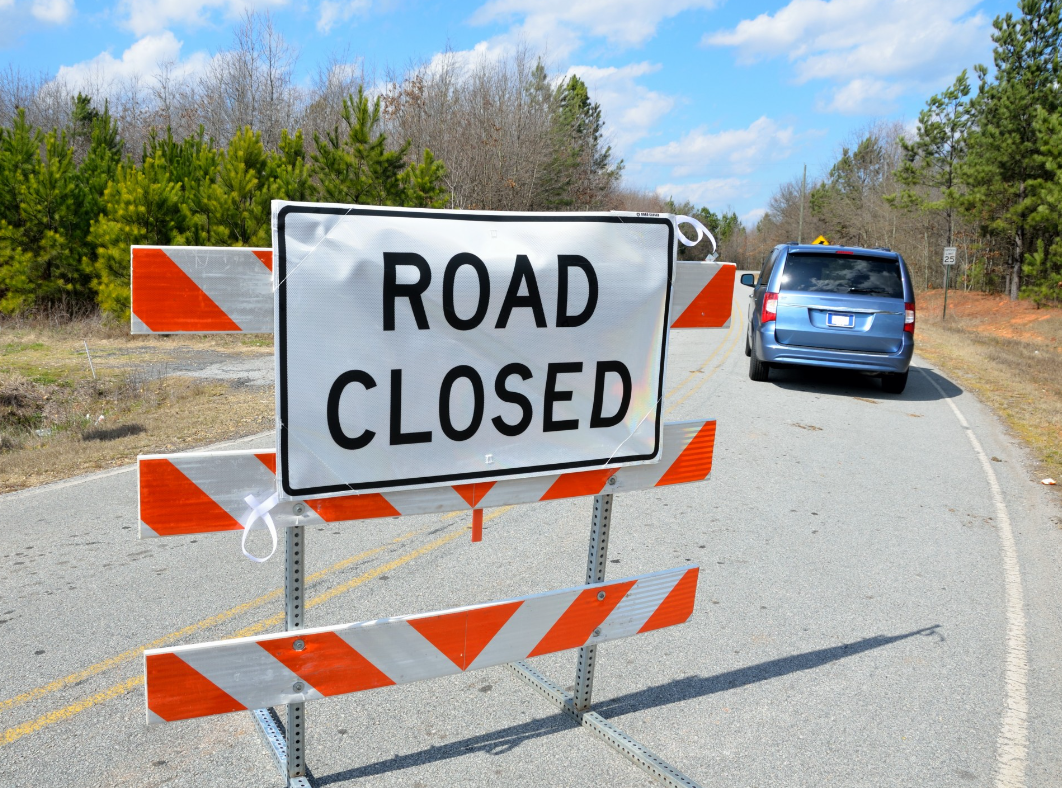 Road from Tribecca mall parking to Verdun closed due to construction.